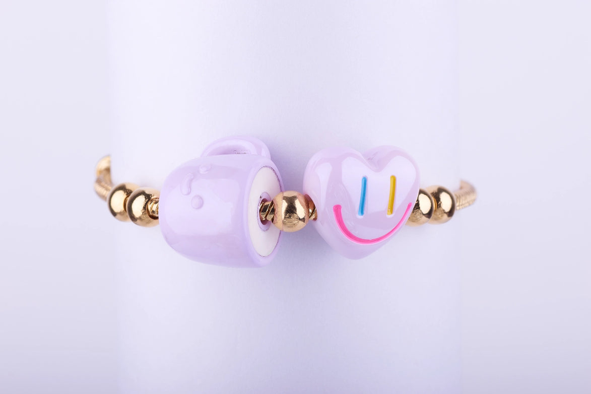 Compra la pulsera de moda con charms de corazón sonriente y taza lila. Joyería de estilo Y2K y Kawaii perfecta para regalar. Envíos rápidos. ¡Entra ya!