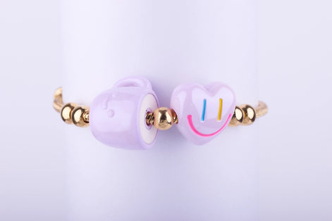 Compra la pulsera de moda con charms de corazón sonriente y taza lila. Joyería de estilo Y2K y Kawaii perfecta para regalar. Envíos rápidos. ¡Entra ya!