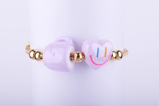Compra la pulsera de moda con charms de corazón sonriente y taza lila. Joyería de estilo Y2K y Kawaii perfecta para regalar. Envíos rápidos. ¡Entra ya!