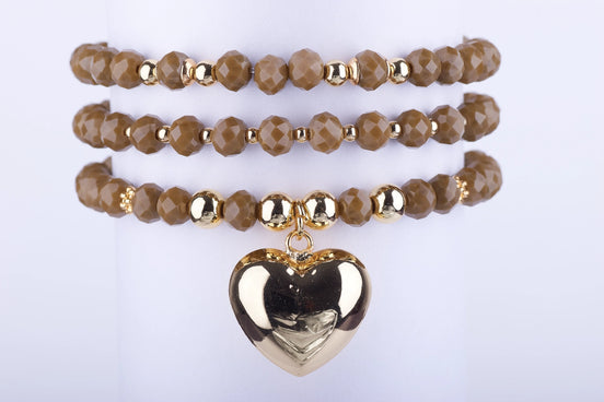 Set de 3 Pulseras de Cuentas de Cristal Topo y charm de Corazón Laminado en Oro. Un accesorio atemporal y elegante.