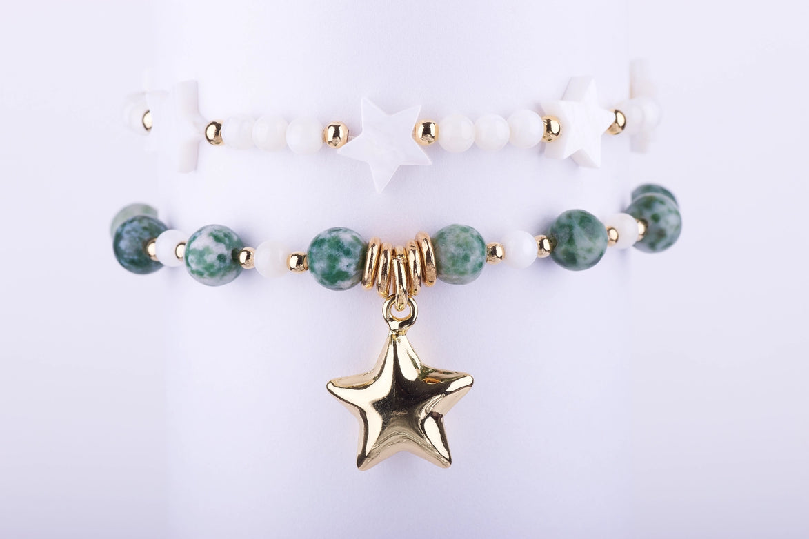 Lleva el cielo nocturno en tu muñeca. La Pulsera "Deseo Estelar" es más que un accesorio, es tu recordatorio diario para brillar. ¡Añádela a tu carrito y pide un deseo!