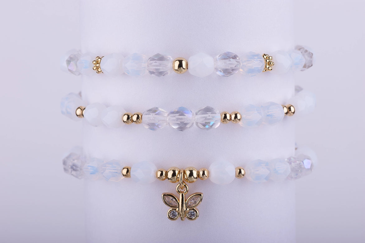 Simbolizando la belleza y la metamorfosis, la mariposa es el toque final perfecto para cualquier outfit. ¡Eleva tu brillo! Este set es ideal para novias, damas de honor o simplemente para quien ama el blanco y el oro. Añádelo al carrito antes de que se agoten.