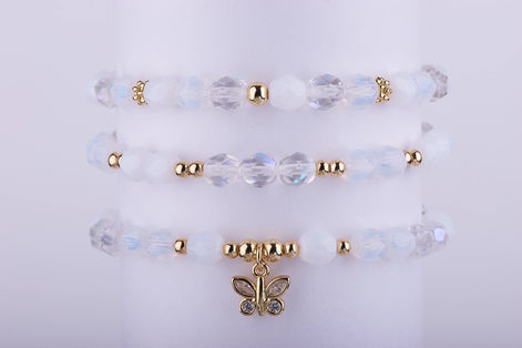 Simbolizando la belleza y la metamorfosis, la mariposa es el toque final perfecto para cualquier outfit. ¡Eleva tu brillo! Este set es ideal para novias, damas de honor o simplemente para quien ama el blanco y el oro. Añádelo al carrito antes de que se agoten.