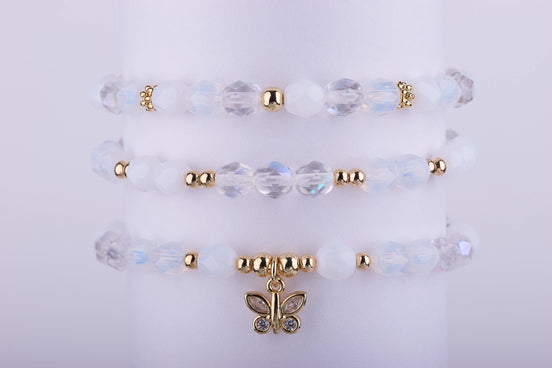 Simbolizando la belleza y la metamorfosis, la mariposa es el toque final perfecto para cualquier outfit. ¡Eleva tu brillo! Este set es ideal para novias, damas de honor o simplemente para quien ama el blanco y el oro. Añádelo al carrito antes de que se agoten.