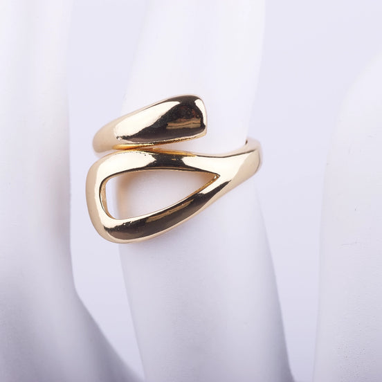 Anillo abierto en acabado dorado con forma de gota fluida y pulido brillante sobre fondo blanco.