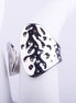 Anillo ajustable ancho de acabado plateado con textura de hoyuelos irregulares y brillo espejo sobre fondo blanco.