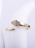 Anillo ajustable en forma de serpiente dorada con cabeza incrustada de cristales brillantes sobre fondo blanco.