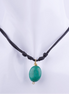 Collar estilo choker de cordón doble de macramé negro con un dije de piedra natural ovalada de color verde jade. La piedra está envuelta en alambre dorado, exhibido en un busto de maniquí blanco.