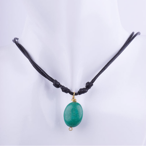 Collar estilo choker de cordón doble de macramé negro con un dije de piedra natural ovalada de color verde jade. La piedra está envuelta en alambre dorado, exhibido en un busto de maniquí blanco.