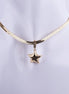 Collar de cadena plana tipo serpiente (herringbone) bañada en oro, con dije de estrella voluminosa y detalles de zirconia. Joyería de alta moda.