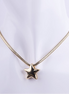 Collar estilo choker de cadena serpiente (snake chain) dorada con un dije de estrella voluminoso (puffy) y liso. El dije tiene un acabado de metal espejo brillante, exhibido en un busto de maniquí blanco.