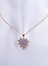 Collar corazón de nácar natural Aura Stella con diseño radiante, engaste de zirconias cúbicas y cadena bañada en oro. Joyería de moda y elegante.