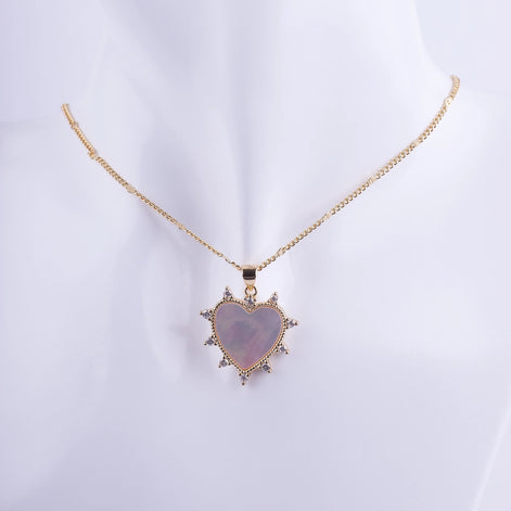 Collar corazón de nácar natural Aura Stella con diseño radiante, engaste de zirconias cúbicas y cadena bañada en oro. Joyería de moda y elegante.