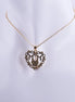 Collar con dije de corazón de filigrana bañado en oro, la palabra MAMÁ en el centro y micro zirconias. Regalo perfecto para el Día de la Madre.