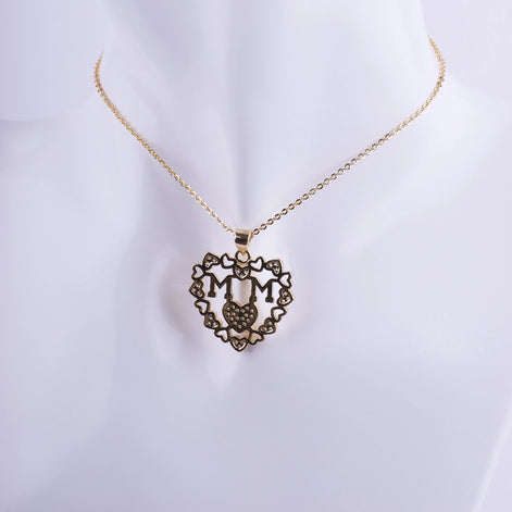 Collar con dije de corazón de filigrana bañado en oro, la palabra MAMÁ en el centro y micro zirconias. Regalo perfecto para el Día de la Madre.