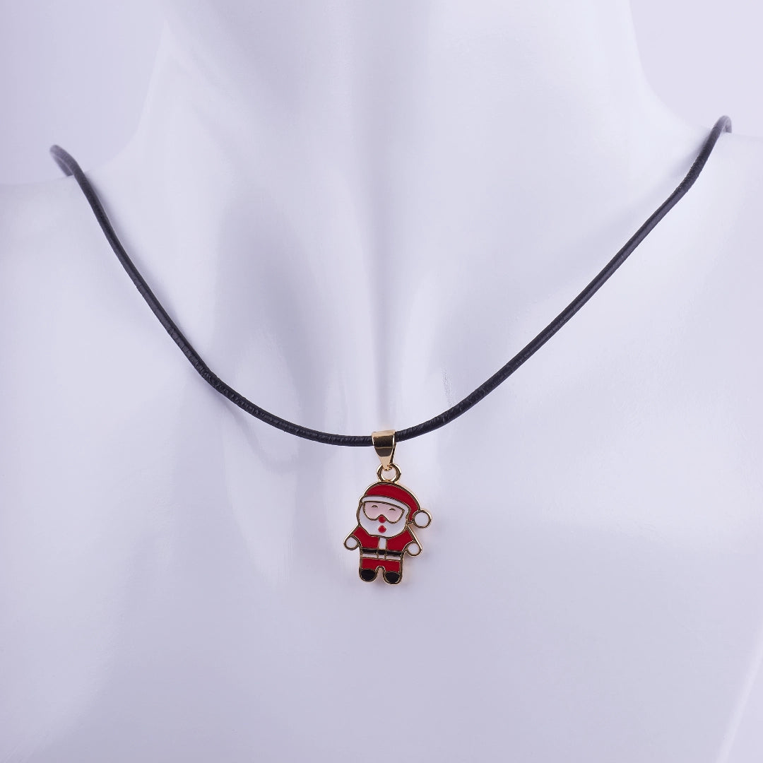 Collar de Papá Noel (Santa Claus) esmaltado en rojo y blanco con baño de oro, montado sobre un cordón de cuero sintético negro. Joyería temática navideña.