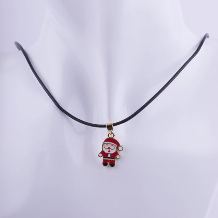 Collar de Papá Noel (Santa Claus) esmaltado en rojo y blanco con baño de oro, montado sobre un cordón de cuero sintético negro. Joyería temática navideña.