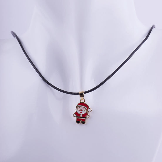 Collar de Papá Noel (Santa Claus) esmaltado en rojo y blanco con baño de oro, montado sobre un cordón de cuero sintético negro. Joyería temática navideña.