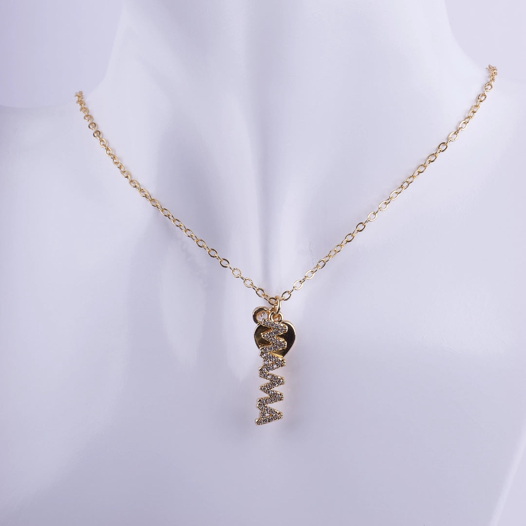 Collar dorado con la palabra MAMA en cristales y un pequeño dije de corazón, joyería elegante para regalo de madre.