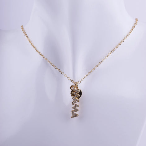 Collar dorado con la palabra MAMA en cristales y un pequeño dije de corazón, joyería elegante para regalo de madre.