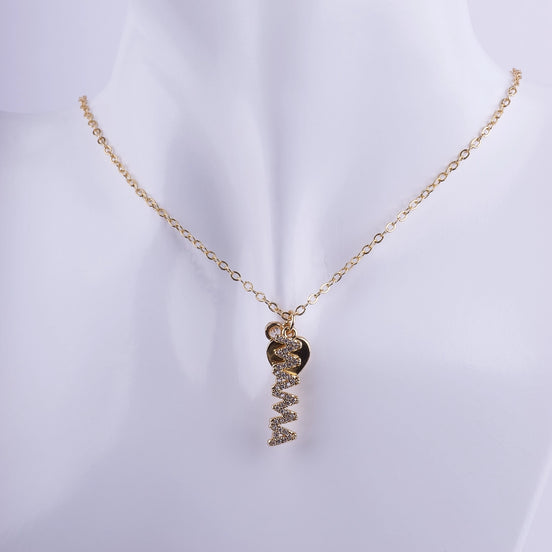 Collar dorado con la palabra MAMA en cristales y un pequeño dije de corazón, joyería elegante para regalo de madre.