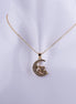 Collar dorado con dije de media luna llena de cristales y la palabra MOM en el centro, joya elegante para regalo de madre.