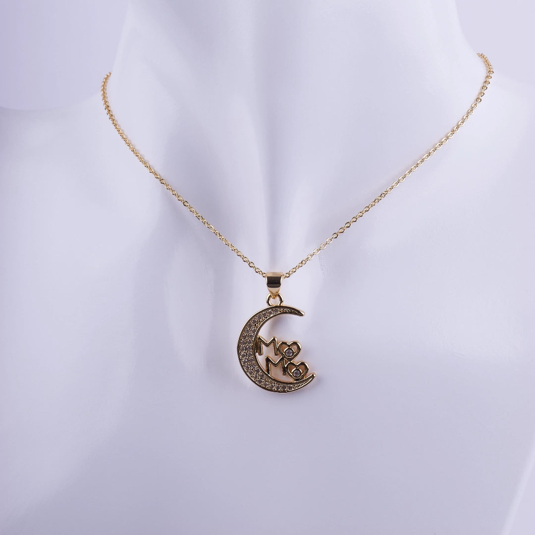Collar dorado con dije de media luna llena de cristales y la palabra MOM en el centro, joya elegante para regalo de madre.