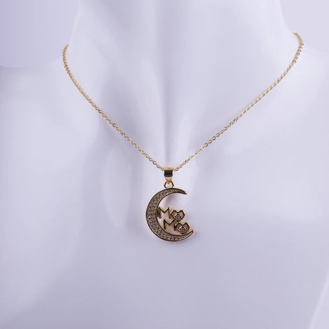 Collar dorado con dije de media luna llena de cristales y la palabra MOM en el centro, joya elegante para regalo de madre.