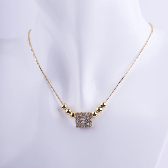 Collar bañado en oro con dije cuadrado de zirconias brillantes y esferas doradas sobre cadena veneciana fina