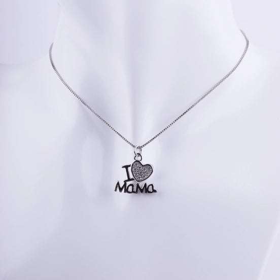 Collar plateado con dije I Love Mama y corazón brillante de zirconias sobre cadena tipo veneciana. Joyería de regalo para madres.