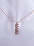 Collar con dije vertical que dice 'MAMA' adornado con zirconias brillantes en baño de oro rosa sobre un fondo neutro.