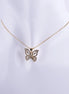 Collar bañado en oro con dije de mariposa de diseño calado y bordes con zirconias brillantes sobre una cadena veneciana fina.