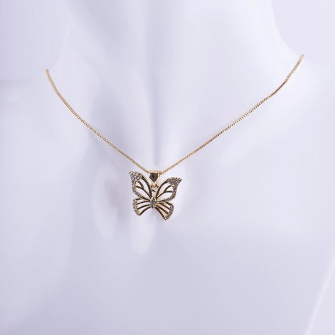 Collar bañado en oro con dije de mariposa de diseño calado y bordes con zirconias brillantes sobre una cadena veneciana fina.