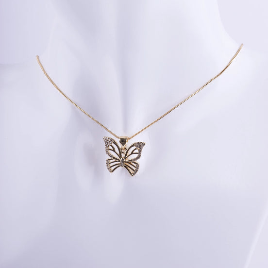 Collar bañado en oro con dije de mariposa de diseño calado y bordes con zirconias brillantes sobre una cadena veneciana fina.