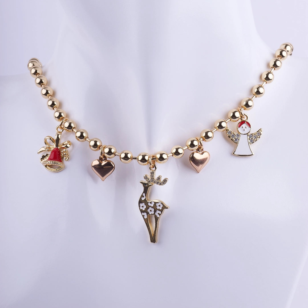 Collar gargantilla dorado con dijes esmaltados de Navidad: Reno, Ángel de Navidad brillante y Campana. Joyería festiva para mujer.