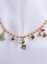 Collar gargantilla dorado con dijes esmaltados de Navidad: Santa Claus, Reno y Árbol Navideño. Joyería temática festiva.