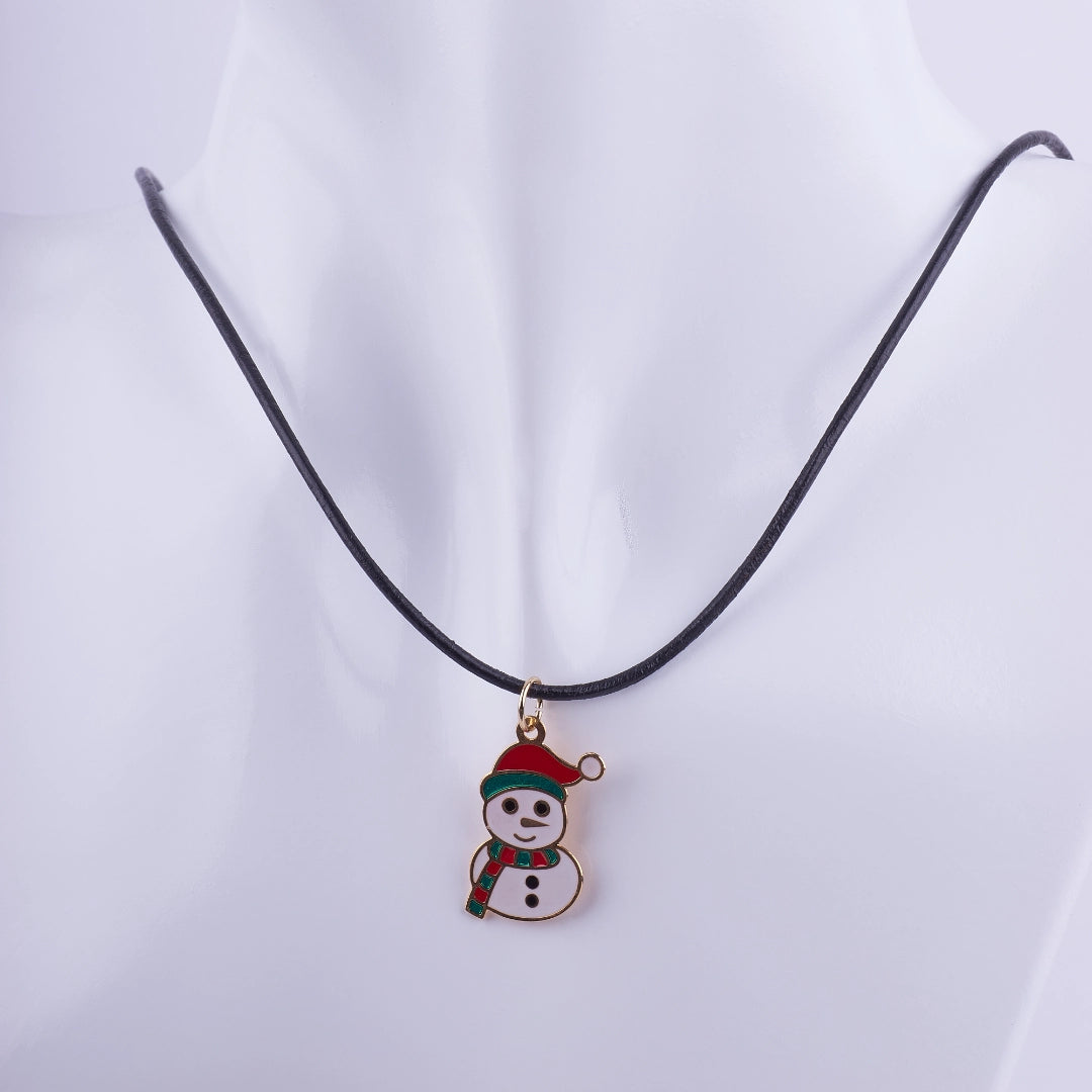 Collar con dije de muñeco de nieve esmaltado en blanco, rojo y verde sobre un cordón negro. Joyería temática para Navidad.