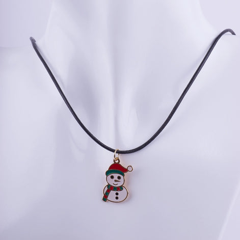 Collar con dije de muñeco de nieve esmaltado en blanco, rojo y verde sobre un cordón negro. Joyería temática para Navidad.