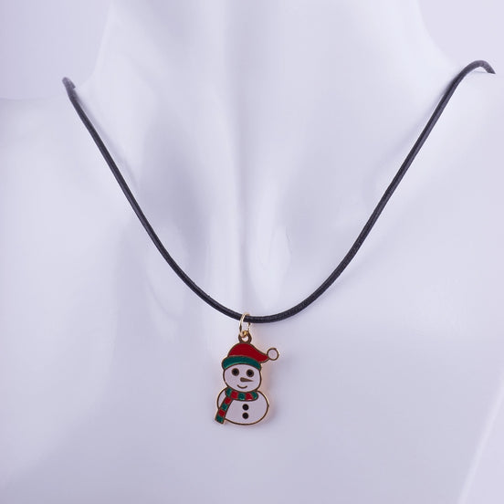 Collar con dije de muñeco de nieve esmaltado en blanco, rojo y verde sobre un cordón negro. Joyería temática para Navidad.
