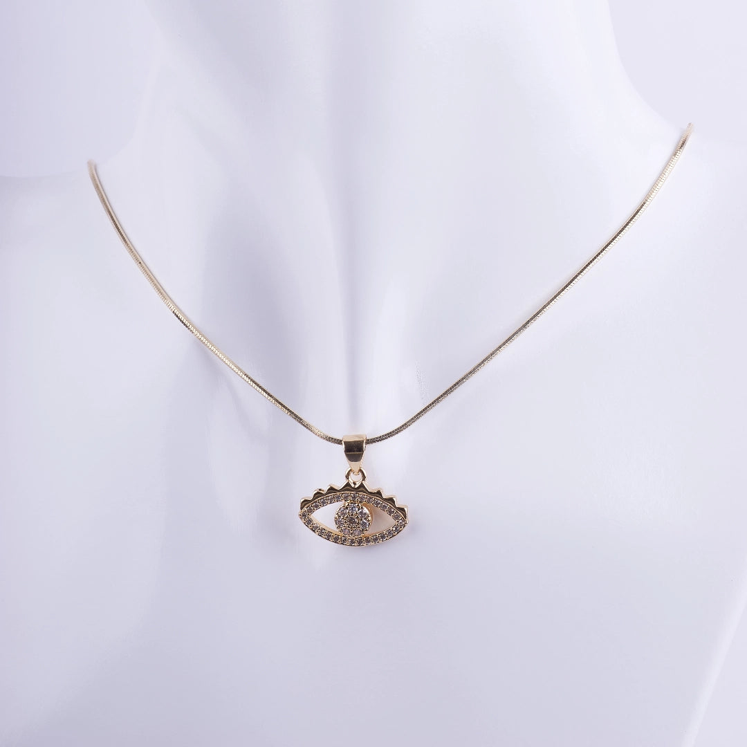 Collar bañado en oro con dije de ojo protector adornado con pavé de zirconias brillantes sobre cadena de serpiente fina.