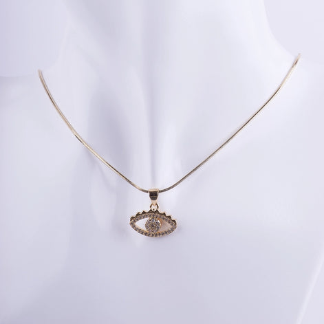 Collar bañado en oro con dije de ojo protector adornado con pavé de zirconias brillantes sobre cadena de serpiente fina.