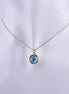 Collar dorado con dije circular de Ojo Turco (Nazar) en azul y blanco sobre una cadena veneciana fina. Amuleto de protección contra el mal de ojo.