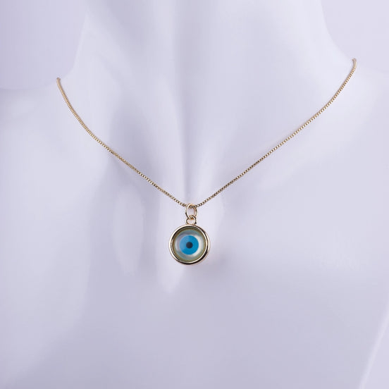 Collar dorado con dije circular de Ojo Turco (Nazar) en azul y blanco sobre una cadena veneciana fina. Amuleto de protección contra el mal de ojo.