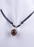 Collar artesanal con esfera de piedra natural Ojo de Tigre envuelta en alambre dorado sobre un cordón negro ajustable estilo amuleto.