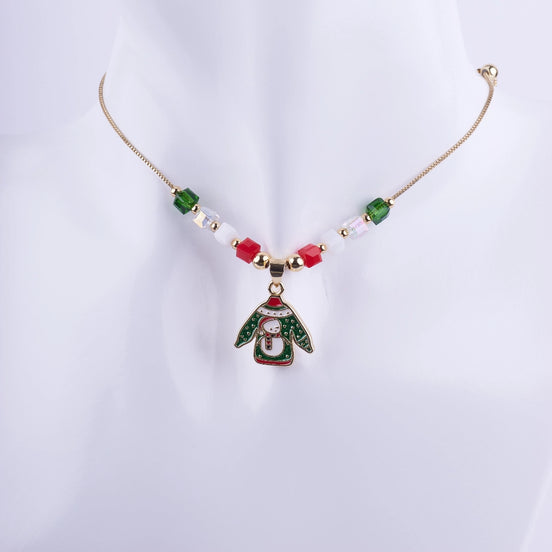 Collar navideño "Ugly Sweater" con dije esmaltado de suéter y muñeco de nieve, adornado con cuentas cúbicas de cristal rojo, verde y blanco, con cadena dorada.