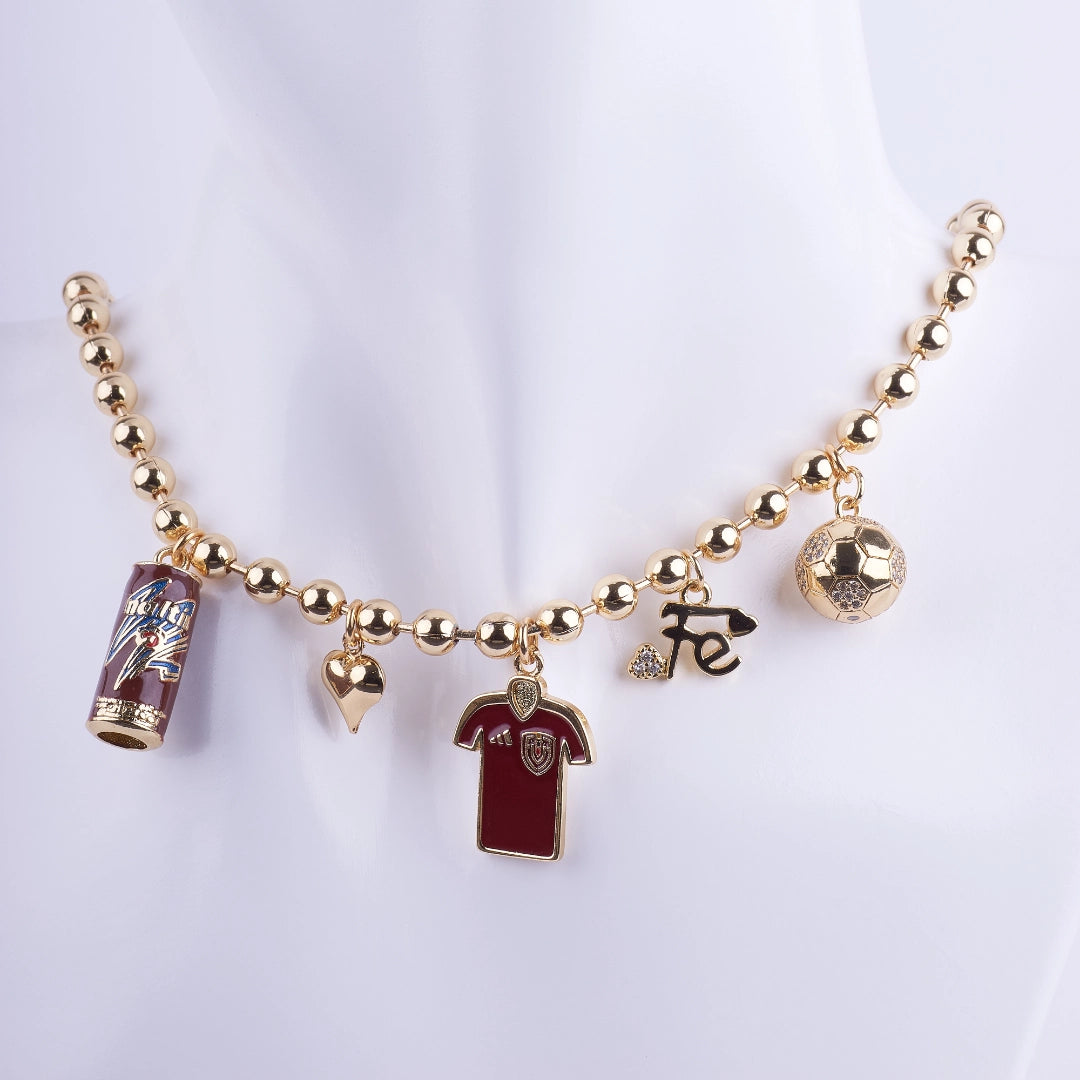 Collar gargantilla de cadena de bolas doradas con dijes temáticos de fútbol: Camiseta Vinotinto esmaltada, Balón con circonitas y la palabra "Fe".