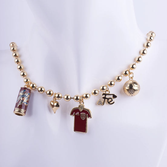 Collar gargantilla de cadena de bolas doradas con dijes temáticos de fútbol: Camiseta Vinotinto esmaltada, Balón con circonitas y la palabra "Fe".