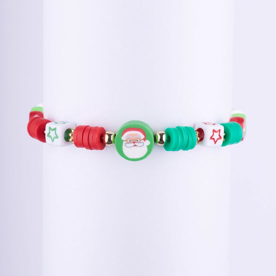 Pulsera navideña con cuentas de disco rojas y verdes, cuentas cuadradas de estrella, y un dije central redondo con la cara de Papá Noel.