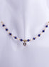 Gargantilla de cuentas facetadas en color azul zafiro y blanco nácar con separadores dorados y un dije central de corazón con zirconia. Joyería elegante bañada en oro.