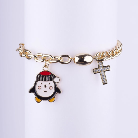 Pulsera de cadena de eslabones dorada con dije de pingüino esmaltado y dije de cruz con pedrería.